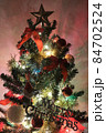 クリスマスツリー縦長壁紙　自宅用クリスマス飾りメリークリスマスイルミネーション可愛い写真素材 84702524