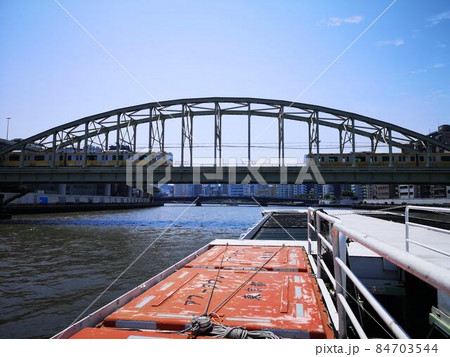 隅田川の水上バスからの風景　総武線の鉄道橋 84703544
