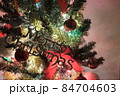 クリスマスツリーメリークリスマス12月冬のキラキラライトアップイルミネーション壁紙写真素材 84704603