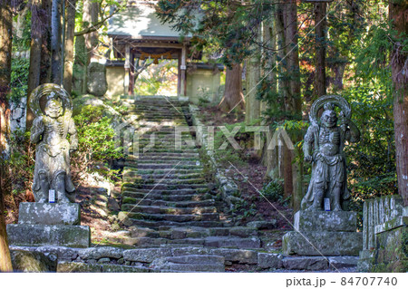 両子寺仁王像と紅葉 両子寺仁王像と紅葉 84707740