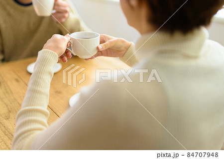 カフェでのワンシーン カフェでのワンシーン 84707948