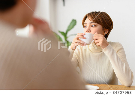 カフェでのワンシーン 84707968
