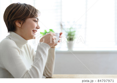 カフェでのワンシーン 84707971