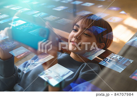 スマートフォンと女性 スマートフォンと女性 84707984