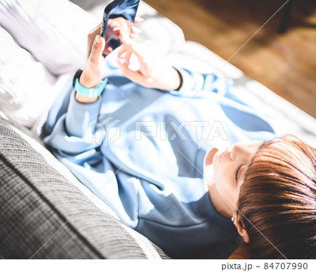 スマートフォンと女性 スマートフォンと女性 84707990