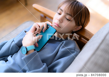 スマートフォンと女性 84708000