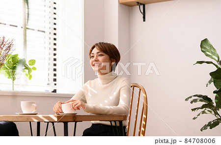 カフェでのワンシーン 84708006