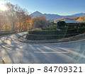 峠道の紅葉 84709321