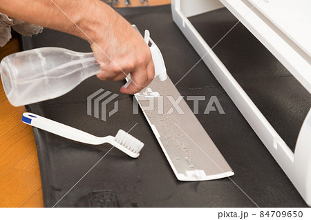 エアコン清掃する男性手元 エアコン清掃する男性手元 84709650