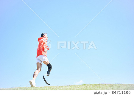 義足の男性　ミドル　 84711106