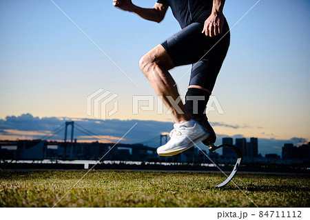 義足の男性　ミドル　 84711112