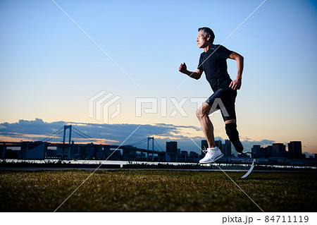 義足の男性　ミドル　 84711119