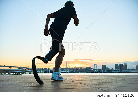 義足の男性　 84711126