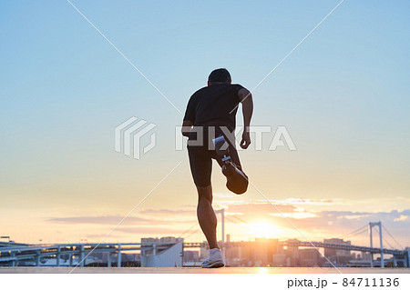 義足の男性 義足の男性 84711136