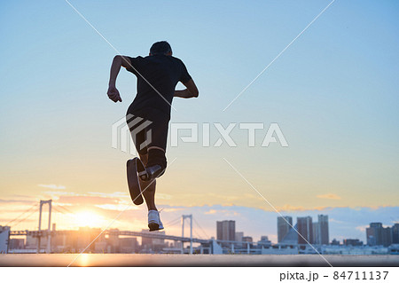 義足の男性 義足の男性 84711137