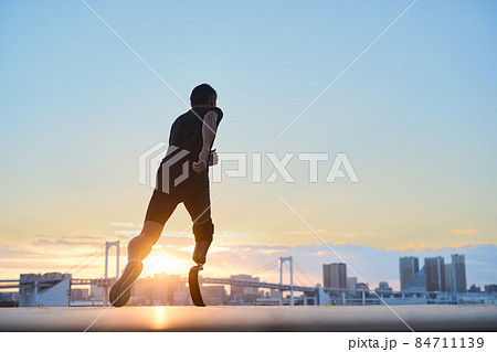 義足の男性　 84711139