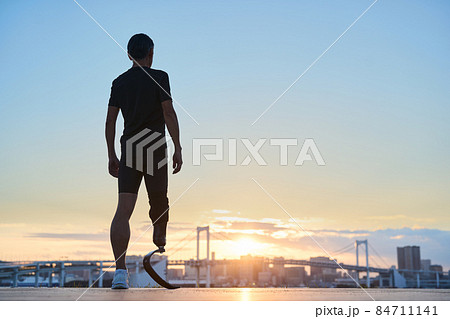 義足の男性　 84711141