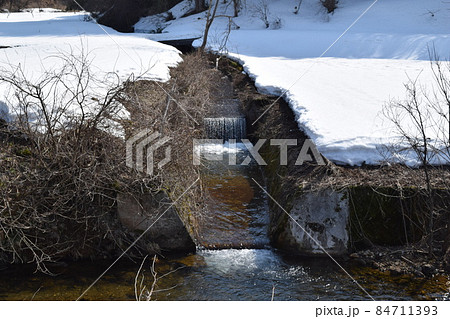 豪雪地域の雪溶け風景 豪雪地域の雪溶け風景 84711393
