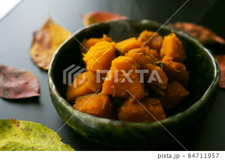 秋の味覚カボチャ冬至前後が甘くてしっとりホクホクの栗かぼちゃ煮物でもハロウィンでも大活躍 84711957