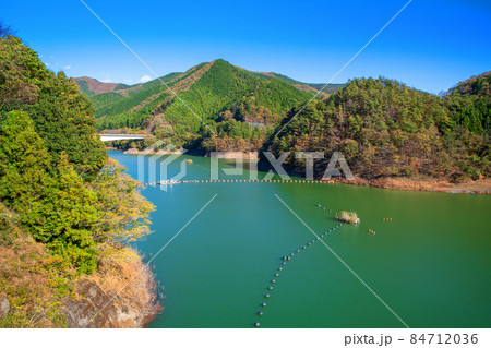 桐生川ダム　梅田湖　紅葉の季節　秋の風景 84712036