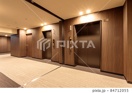 高層集合住宅のエレベーターホール 84712055
