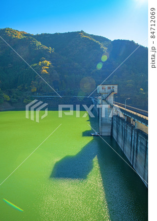 桐生川ダム　梅田湖　紅葉の季節　秋の風景 84712069