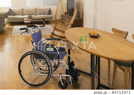 リビング 車椅子 84712071