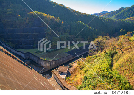 桐生川ダム　天端からダム下の眺め　紅葉の季節　秋の風景 84712109