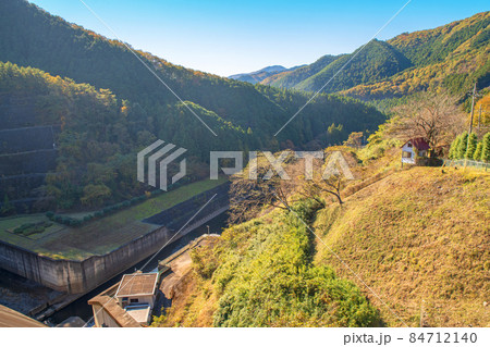 桐生川ダム 天端からダム下の眺め 紅葉の季節 秋の風景 桐生川ダム 天端からダム下の眺め 紅葉の季節 秋の風景 84712140