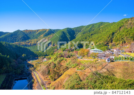 桐生川ダム 天端からダム下の眺め 紅葉の季節 秋の風景 桐生川ダム 天端からダム下の眺め 紅葉の季節 秋の風景 84712143