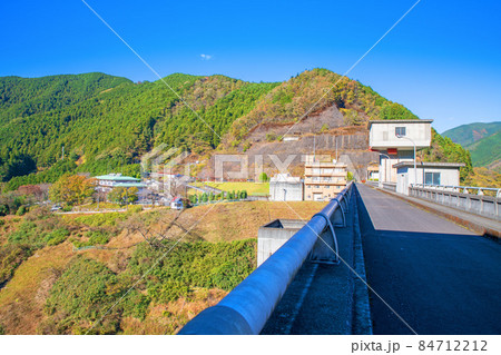桐生川ダム 天端からの眺め 紅葉の季節 秋の風景 桐生川ダム 天端からの眺め 紅葉の季節 秋の風景 84712212