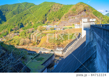桐生川ダム　天端からダム下の眺め　紅葉の季節　秋の風景 84712224