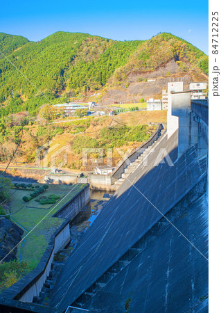 桐生川ダム 天端からダム下の眺め 紅葉の季節 秋の風景 桐生川ダム 天端からダム下の眺め 紅葉の季節 秋の風景 84712225