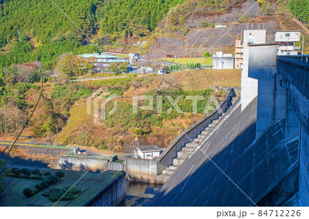 桐生川ダム 天端からダム下の眺め 紅葉の季節 秋の風景 桐生川ダム 天端からダム下の眺め 紅葉の季節 秋の風景 84712226