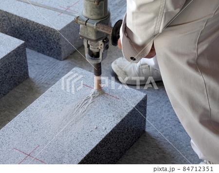 墓石・石材加工作業02 墓石・石材加工作業02 84712351