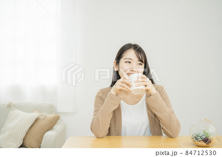 ホットドリンクを飲む女性 84712530