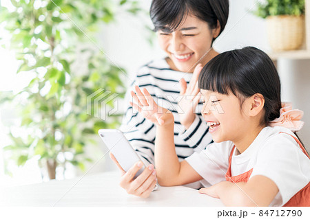 スマホで一緒に楽しむ親子(母子) スマホで一緒に楽しむ親子(母子) 84712790