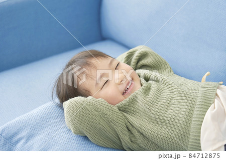 幼児　女の子　リビング 84712875