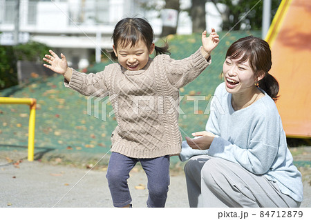 公園で遊ぶ母娘 84712879