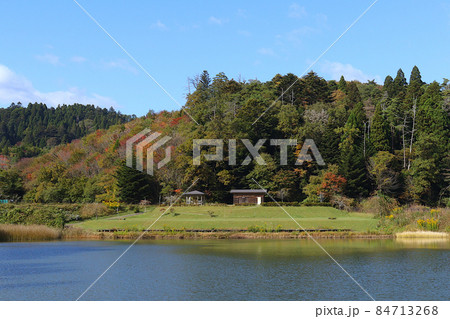菖蒲沢いこいの広場と中堤ため池の秋の風景。　　宮城県気仙沼市本吉町。 84713268