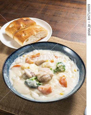 クリームシチューとパン 84714009