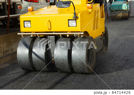道路工事　タイヤローラー 84714426