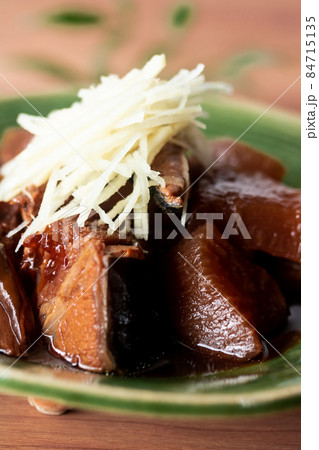 煮凝りがおいしい鰤アラで作ったぶり大根 84715135