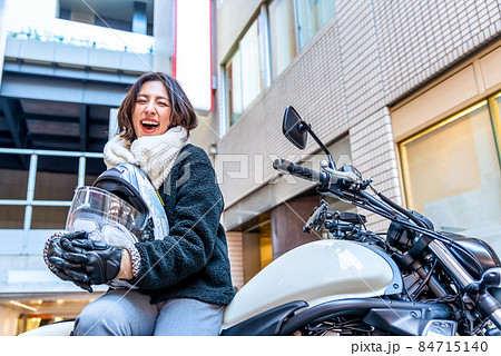 バイク通勤をするビジネスウーマン　渋谷 84715140
