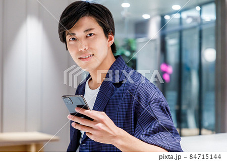 オフィスでスマホを使うビジネスマン 撮影協力:WEEK芝大門(サンフロンティア不動産) オフィスでスマホを使うビジネスマン 撮影協力:WEEK芝大門(サンフロンティア不動産) 84715144
