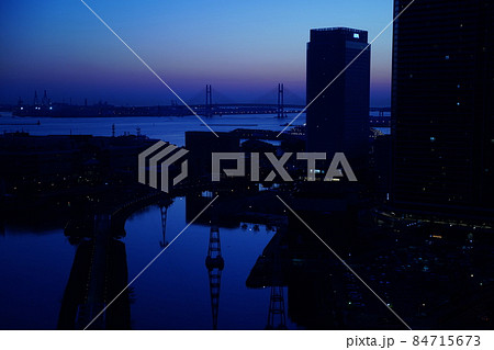 ブルーに染まる横浜港 84715673