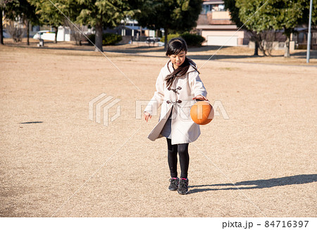 公園でボール遊びをする小学生の女の子 84716397