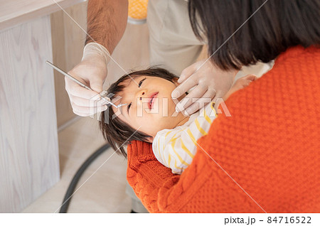 上を向いて歯医者さんで口をあける赤ちゃん3　めちゃくちゃ嫌がる 84716522