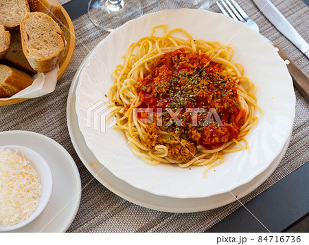 Spaghetti bolognese seasoned with aromatic dried herbs 84716736