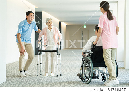 介護士 シニア 介護施設 　撮影協力 : LINK FOREST 84716867